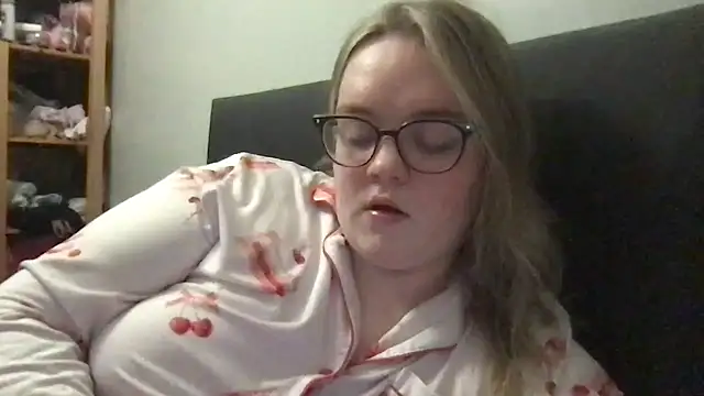 honeyyy24 online show from 02/19/26, 11:12