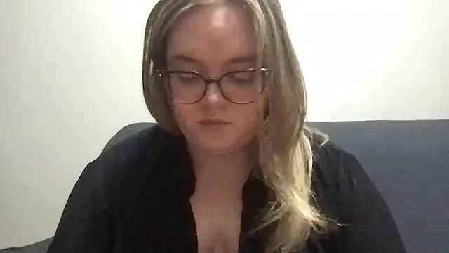 honeyyy24 online show from 04/15/26, 07:58