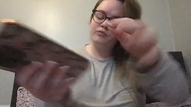 honeyyy24 online show from 12/18/25, 09:29