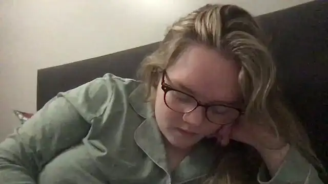 honeyyy24 online show from 02/22/26, 11:28