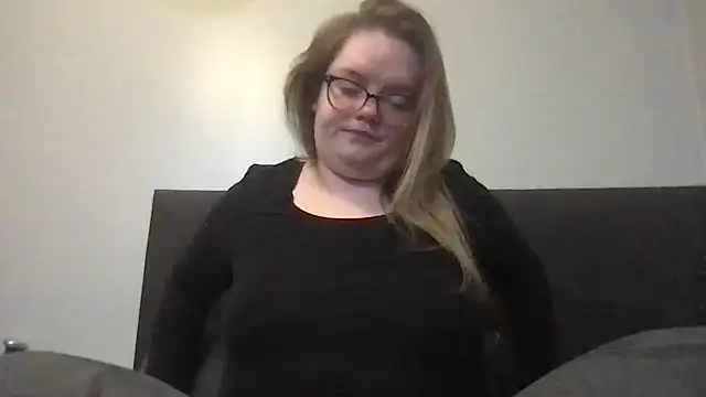 honeyyy24 online show from 11/08/25, 11:19