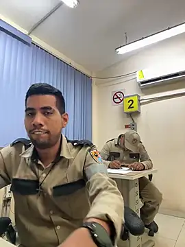 Snapshot of EnriquePersian197 chatting on 03/19/25, 11:39 EnriquePersian197 online show from 03/19/25, 11:39