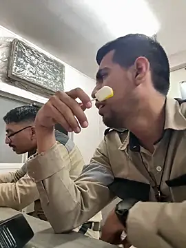 Snapshot of EnriquePersian197 chatting on 03/19/25, 05:52 EnriquePersian197 online show from 03/19/25, 05:52