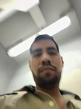 Snapshot of EnriquePersian197 chatting on 02/22/25, 01:33 EnriquePersian197 online show from 02/22/25, 01:33