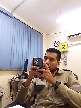 Snapshot of EnriquePersian197 chatting on 02/19/25, 01:18 EnriquePersian197 online show from 02/19/25, 01:18