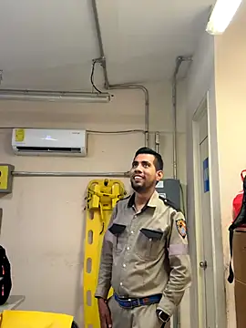 Snapshot of EnriquePersian197 chatting on 10/24/25, 12:20 EnriquePersian197 online show from 10/24/25, 12:20