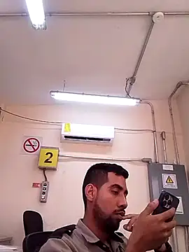 Snapshot of EnriquePersian197 chatting on 02/17/25, 05:23 EnriquePersian197 online show from 02/17/25, 05:23