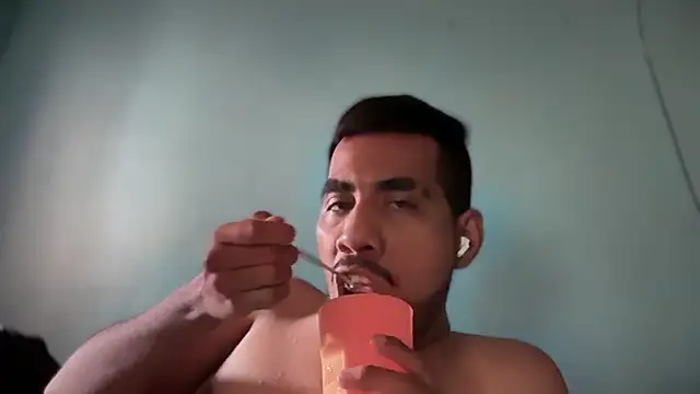 Snapshot of EnriquePersian197 chatting on 02/18/25, 04:58 EnriquePersian197 online show from 02/18/25, 04:58