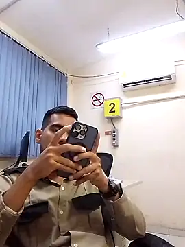 Snapshot of EnriquePersian197 chatting on 02/14/25, 02:18 EnriquePersian197 online show from 02/14/25, 02:18