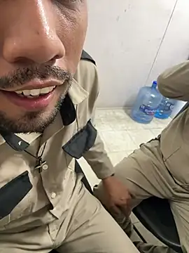 Snapshot of EnriquePersian197 chatting on 03/22/25, 01:32 EnriquePersian197 online show from 03/22/25, 01:32