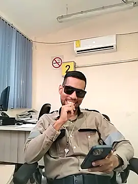 Snapshot of EnriquePersian197 chatting on 09/18/25, 03:04 EnriquePersian197 online show from 09/18/25, 03:04