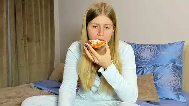 kirraa  online show from 12/05/25, 04:38