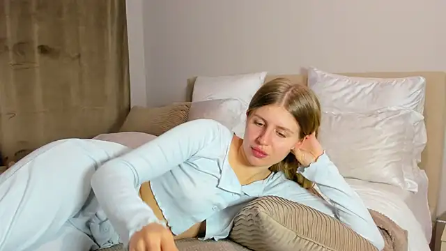 kirraa  online show from 11/21/25, 07:35