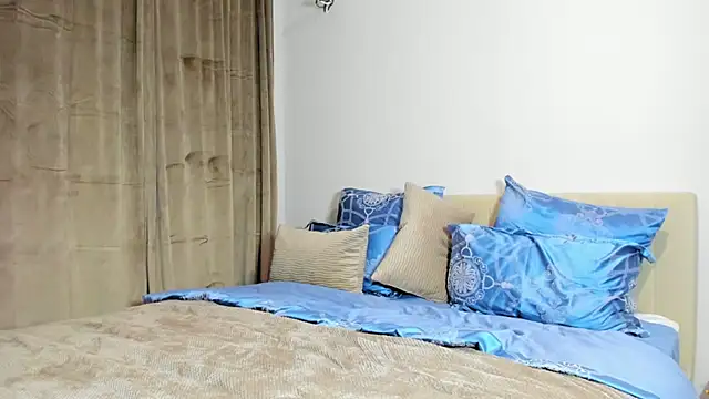 Snapshot of kirraa_ chatting on 10/27/25, 07:37 kirraa online show from 10/27/25, 07:37