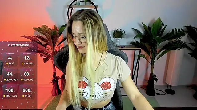 Snapshot of LadyIzabel chatting on 12/16/24, 09:03 LadyIzabel online show from 12/16/24, 09:03