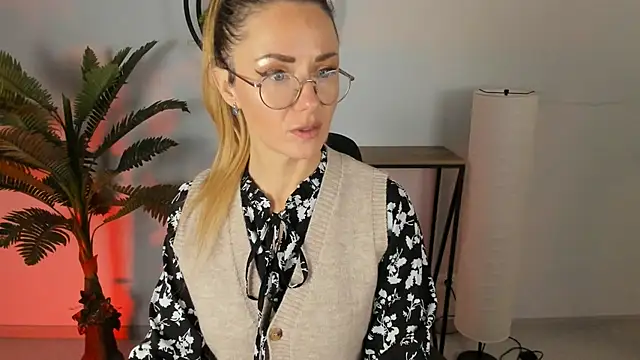 Snapshot of LadyIzabel chatting on 02/22/25, 04:40 LadyIzabel online show from 02/22/25, 04:40