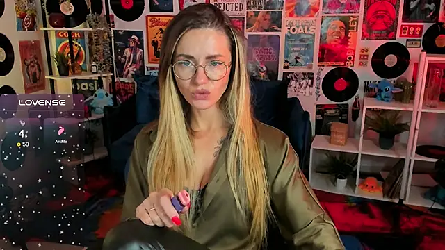 Snapshot of LadyIzabel chatting on 02/19/25, 10:45 LadyIzabel online show from 02/19/25, 10:45