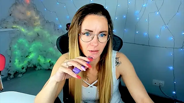 Snapshot of LadyIzabel chatting on 02/23/25, 08:17 LadyIzabel online show from 02/23/25, 08:17