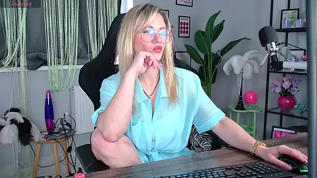 LadyIzabel online show from 05/13/26, 11:39