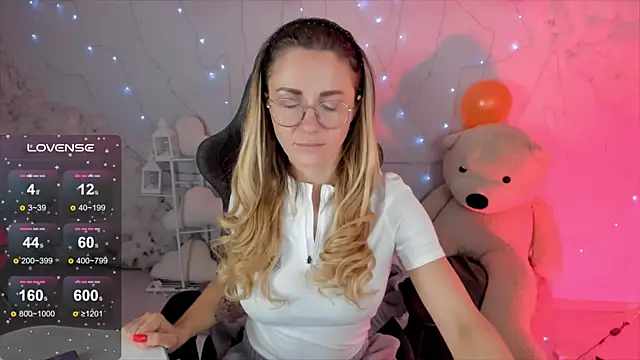 Snapshot of LadyIzabel chatting on 02/15/25, 05:41 LadyIzabel online show from 02/15/25, 05:41