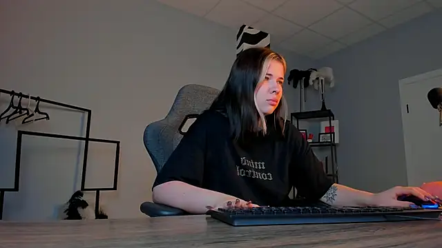 AliceSunday online show from 11/25/25, 02:01