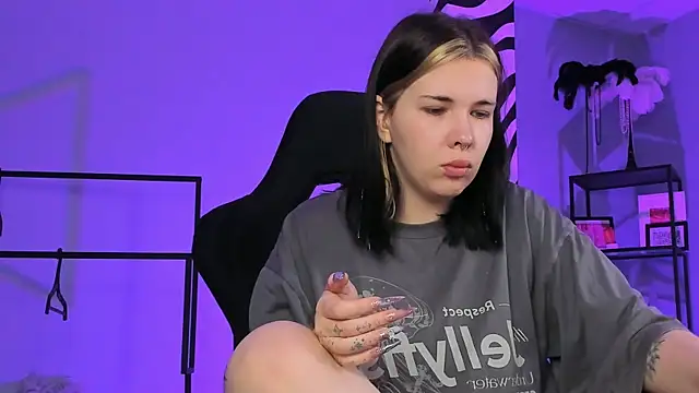 AliceSunday online show from 11/07/25, 01:54