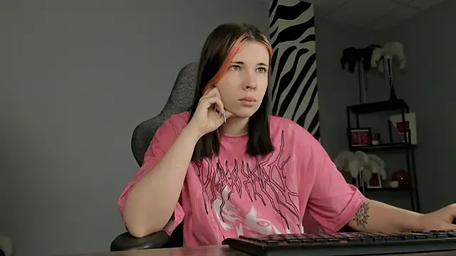 AliceSunday online show from 12/18/25, 02:05