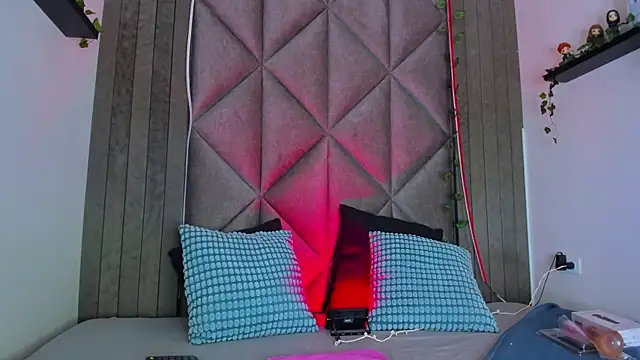 BriaConner  online show from 11/13/25, 02:48