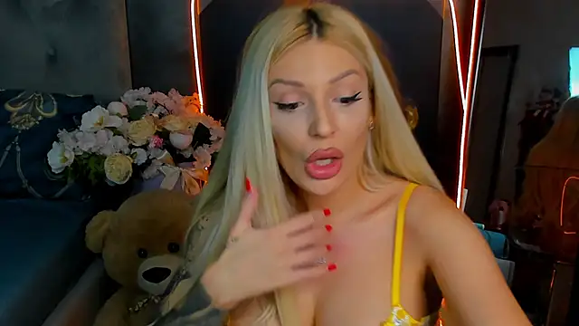 glossy blondegirl online show from 10/08/25, 01:23