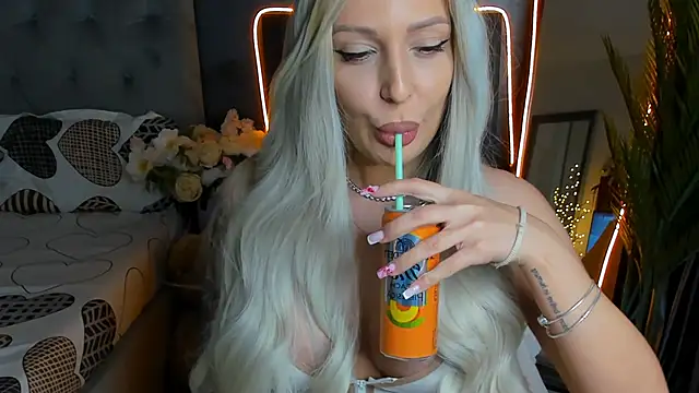 glossy blondegirl online show from 12/17/25, 07:19