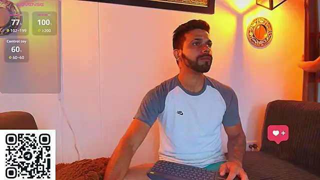 Snapshot of max_ashley_mds chatting on 05/19/26, 02:02 max ashley mds online show from 05/19/26, 02:02