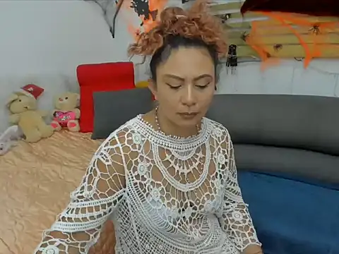 Snapshot of KeiraQuen chatting on 10/13/25, 02:51 KeiraQuen online show from 10/13/25, 02:51