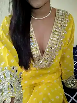 Snapshot of Meenakshi_ chatting on 11/17/25, 02:04 Meenakshi online show from 11/17/25, 02:04
