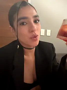 Olivia Collins1 online show from 11/30/25, 05:19