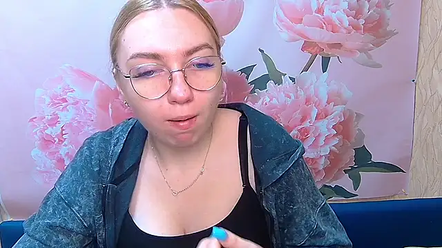 Snapshot of BeatriceFly chatting on 09/15/25, 05:41 BeatriceFly online show from 09/15/25, 05:41