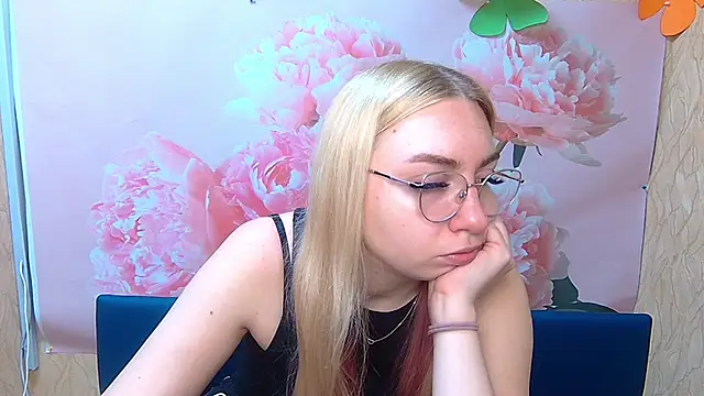 Snapshot of BeatriceFly chatting on 09/27/25, 11:38 BeatriceFly online show from 09/27/25, 11:38