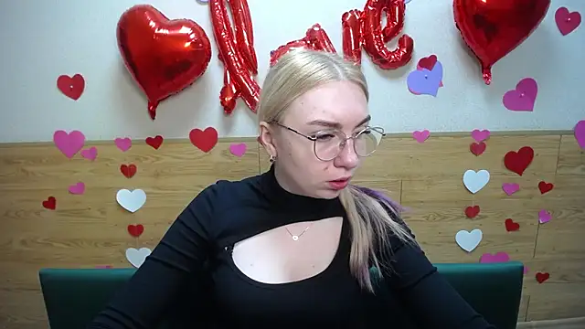 Snapshot of BeatriceFly chatting on 03/09/25, 12:09 BeatriceFly online show from 03/09/25, 12:09