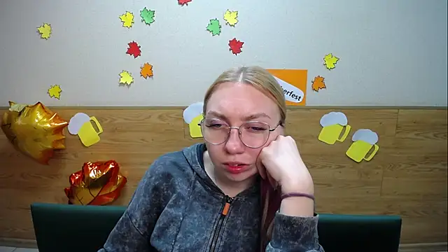 Snapshot of BeatriceFly chatting on 09/19/25, 11:58 BeatriceFly online show from 09/19/25, 11:58
