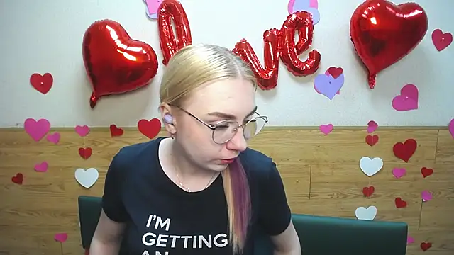 Snapshot of BeatriceFly chatting on 03/16/25, 09:38 BeatriceFly online show from 03/16/25, 09:38