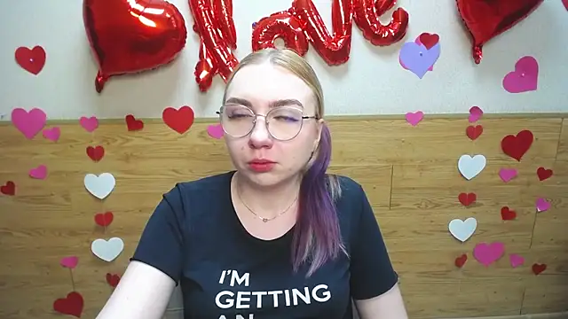 Snapshot of BeatriceFly chatting on 03/16/25, 12:55 BeatriceFly online show from 03/16/25, 12:55