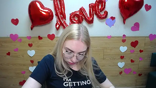 Snapshot of BeatriceFly chatting on 03/17/25, 03:18 BeatriceFly online show from 03/17/25, 03:18
