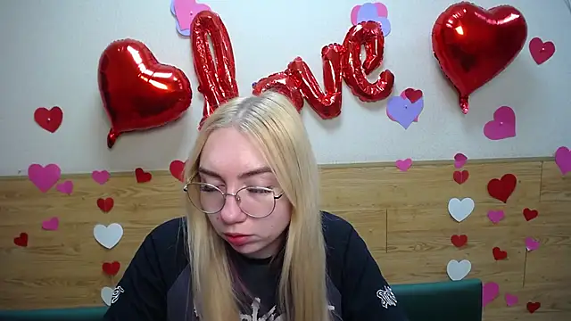 Snapshot of BeatriceFly chatting on 03/20/25, 12:43 BeatriceFly online show from 03/20/25, 12:43