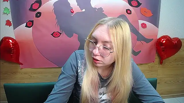 Snapshot of BeatriceFly chatting on 10/15/25, 12:35 BeatriceFly online show from 10/15/25, 12:35