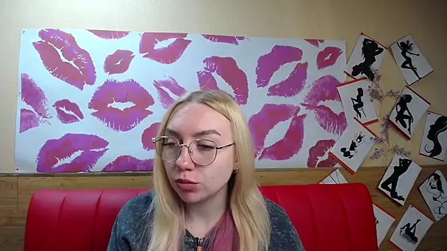 Snapshot of BeatriceFly chatting on 09/18/25, 01:03 BeatriceFly online show from 09/18/25, 01:03