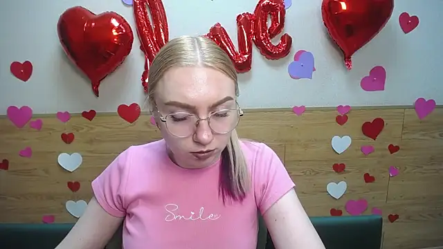 Snapshot of BeatriceFly chatting on 02/18/25, 03:31 BeatriceFly online show from 02/18/25, 03:31