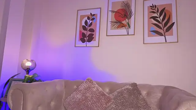 Snapshot of DahianaWalcott chatting on 12/17/25, 08:14 DahianaWalcott online show from 12/17/25, 08:14