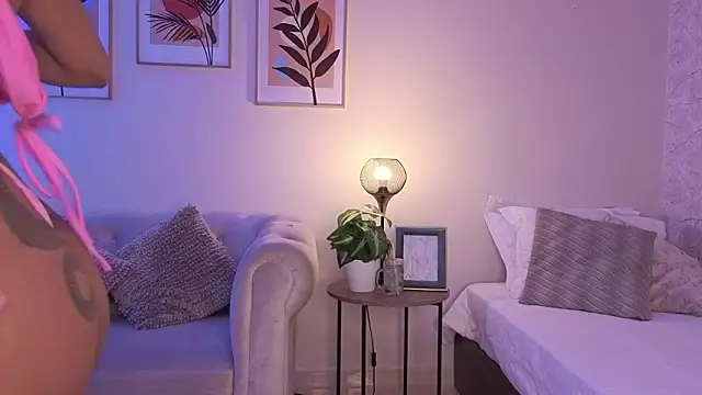 Snapshot of DahianaWalcott chatting on 02/19/26, 05:21 DahianaWalcott online show from 02/19/26, 05:21