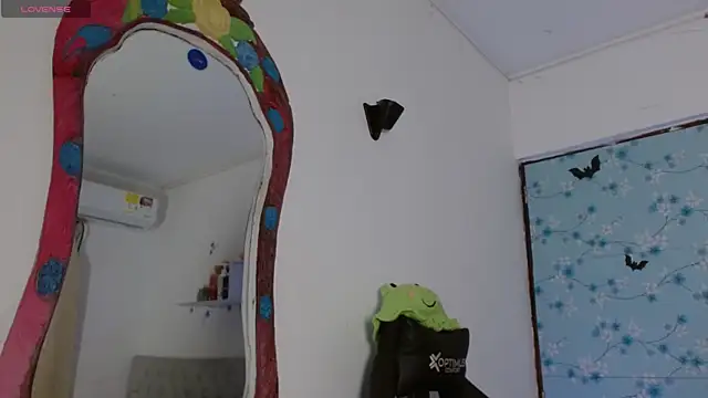 Snapshot of miss_valery2 chatting on 11/27/25, 12:55 miss valery2 online show from 11/27/25, 12:55