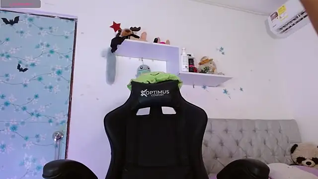 Snapshot of miss_valery2 chatting on 12/04/25, 04:33 miss valery2 online show from 12/04/25, 04:33