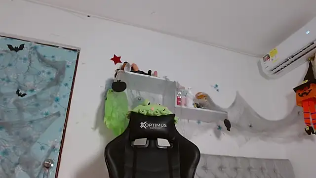 Snapshot of miss_valery2 chatting on 10/28/25, 04:13 miss valery2 online show from 10/28/25, 04:13